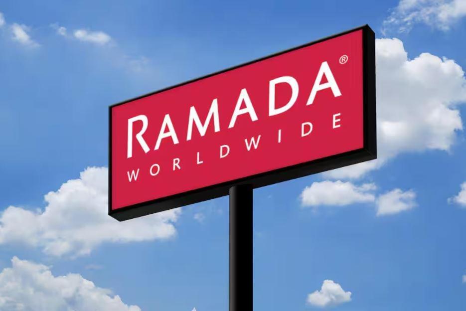 Отель Ramada By Wyndham Бейнбридж Экстерьер фото